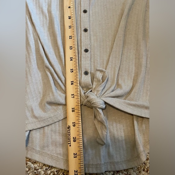 Hollister Tie Front T-Shirt - Picture 4 of 5